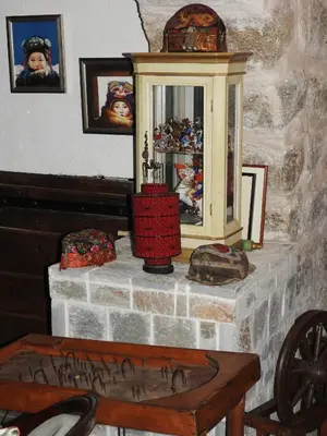 a room with a fireplace with a clock on it at U Fragnu di perruccio in Levie