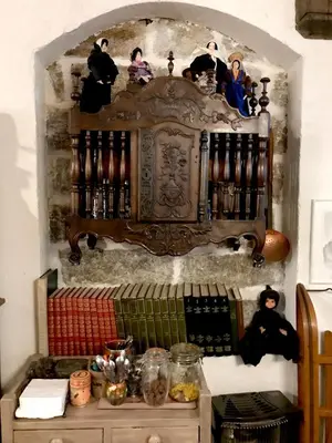 a wall with a shelf with figurines on it at U Fragnu di perruccio in Levie