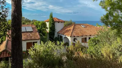 an image of a house with a view of the ocean at La Tour in Linguizzetta