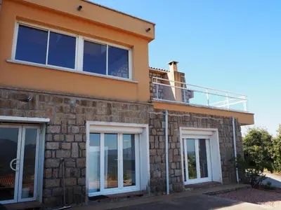a house with windows and a balcony at Belvedere de Sartène in Sartène