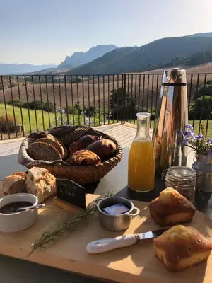 a table with bread and a basket of bread at Ferme de Roccapina in Sarragia