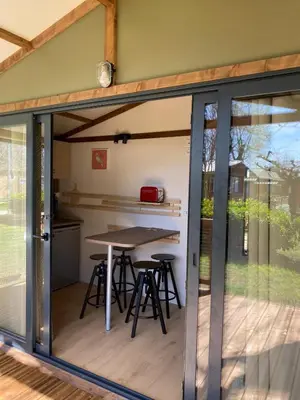a screened in porch with a table and chairs at Ri-Veu corse dans camping marina di sorbo in Sorbo-Ocagnano