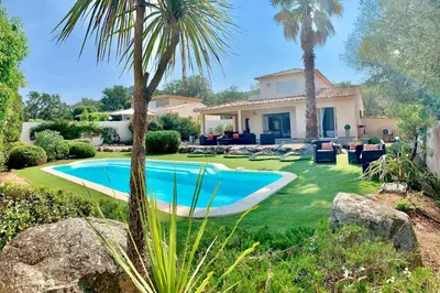 a house with a swimming pool in a yard at Villa CASAMIRAFIO à PALOMBAGGIA piscine chauffée et 8 à 9 personnes in Porto-Vecchio