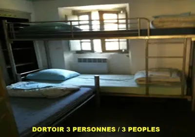 a bunk bed room with two bunk beds in it at Auberge de Jeunesse Chez Mc Donald in Zevaco