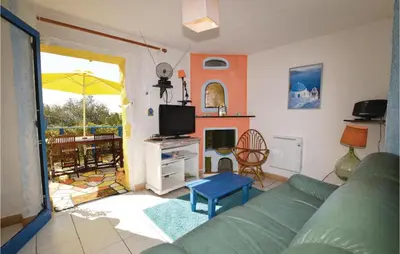 a living room with a couch and a tv at Lovely Apartment In Serra Di Ferro in Serra-di-Ferro