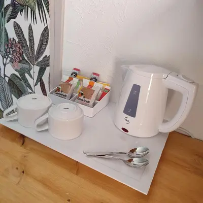 a coffee maker and cups on a counter with spoons at Le monte rosso in Porto Ota