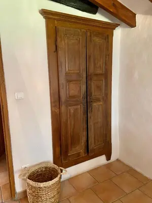 a wooden cabinet in the corner of a room with a basket at BERGERIE PARADISU, Domaine de l Ogliastru in Olmeto