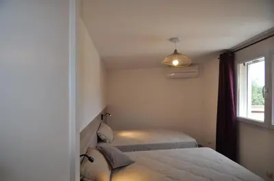 a small bedroom with a bed and a window at Résidence Casa Cintrone in Porto Pollo