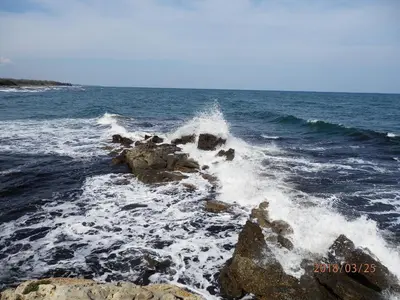 a wave crashing on the rocks in the ocean at location vacances in Linguizzetta