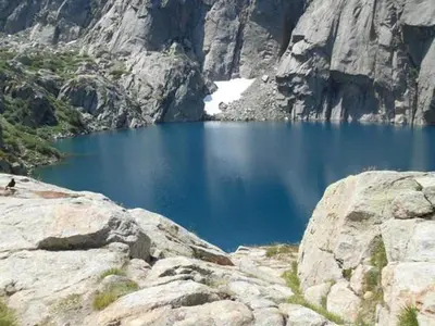 a large blue lake in a rocky mountain at Domaine de Bracciole in Corte