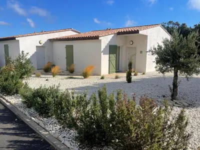 a house with a gravel driveway in front of it at Bonifacio 5 minutes du port et plage - clim & piscine in Bonifacio