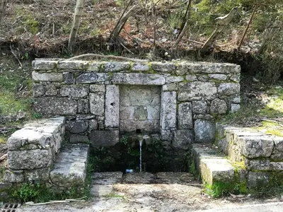 an old stone wall with a water fountain at Maison entière tout équipé 4 chambre possibilité de 10 couchage Venaco Centre Corse in Venaco