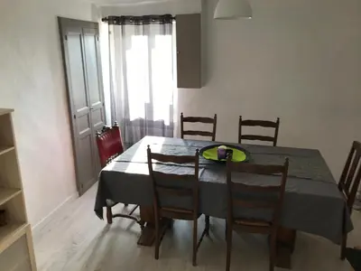 a dining room table with chairs and a green plate on it at Maison entière tout équipé 4 chambre possibilité de 10 couchage Venaco Centre Corse in Venaco