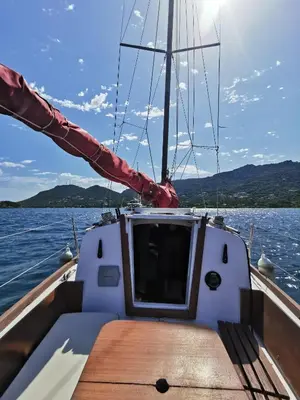 a boat with a tv on the back of it on the water at stlocavoile 2, Seuls à bord d un voilier dans le golfe in Porto-Vecchio