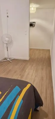 a room with a bed and a wooden floor at corse location in Linguizzetta