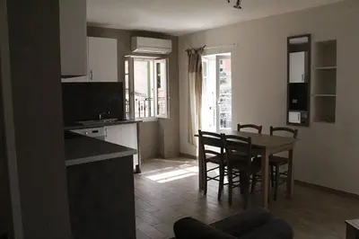 a kitchen and dining room with a table and chairs at Charmant F2 dans joli village Corse in Omessa