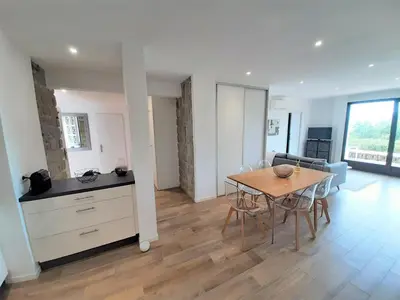 a kitchen and dining room with a table and chairs at Camélia Plein Soleil Bord de Plage in Coti-Chiavari
