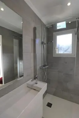 a bathroom with a sink and a shower with a mirror at Hôtel confidentiel Le Grecale in Pianottoli-Caldarello