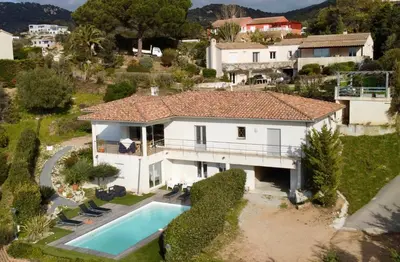 an aerial view of a house with a swimming pool at Villa piscine vue mer in Pietrosella
