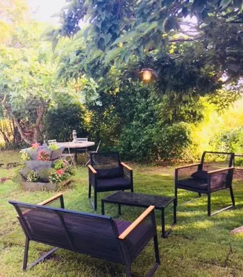 a group of benches sitting in the grass at Dans mon jardin in Ajaccio