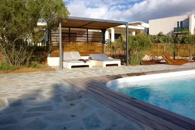 a backyard with a swimming pool and a house at Résidence U Rapalinu in Molini