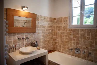a bathroom with a sink and a bath tub at Casa Vadde Lungha superbe vue mer 8 personnes in Coti-Chiavari