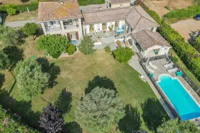 an aerial view of a house with a large yard at Villa mit grosser Sommerküche und Pool, 8 Minuten zum Sandstrand Cap Sud in LʼArena