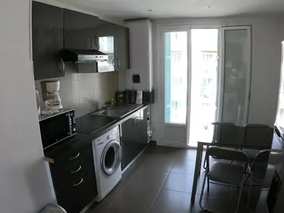 a kitchen with a washing machine and a washer at LA TERRASSE DE SAINT-JEAN in Ajaccio