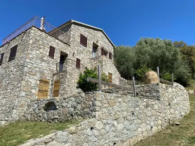 an old stone building on top of a stone wall at Résidence Casa Di Roc in Urtaca