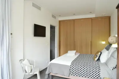 a hotel room with a bed and a tv at la villa piana Ardiadoro in Bocca del Oro
