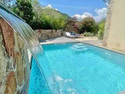 a swimming pool with a water fountain at la villa piana Ardiadoro in Bocca del Oro