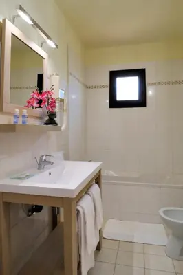 a bathroom with a sink and a toilet and a tub at Résidence Stella Marina in Serriera