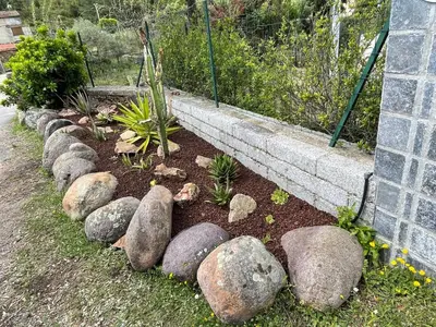 a row of rocks in a garden at Au pont de Tuarelli, Ludique, Galeria, Corse in Manso