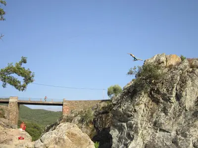 a bridge on the side of a rocky mountain at Au pont de Tuarelli, Ludique, Galeria, Corse in Manso