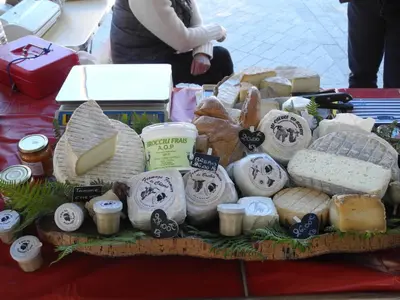 a table with cheese and other foods on it at DISCRET, APAISANT, CALME entre MER et MONTAGNE, THERMALISME in Isolaccio-di-Fiumorbo