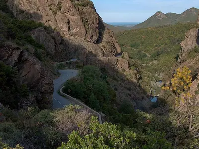 a view of a winding road in the mountains at DISCRET, APAISANT, CALME entre MER et MONTAGNE, THERMALISME in Isolaccio-di-Fiumorbo