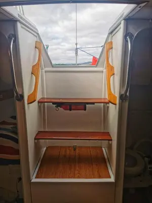 a small room with a bench in a boat at seuls à bord dans le golfe hebergement atypique in Porto-Vecchio