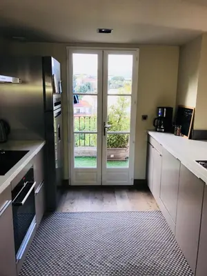 a kitchen with a door leading to a patio at Appartement Centre ville in Porto-Vecchio