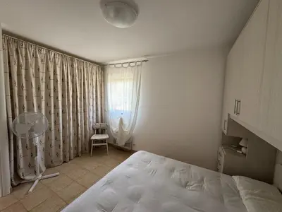 a bedroom with a white bed and a window at BIJOU in Conca