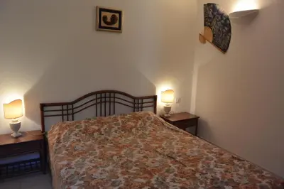 a bedroom with a bed and two lamps on two tables at ORO 53 in Conca