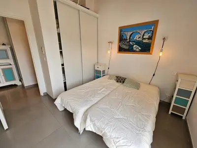 a bedroom with a bed and a painting on the wall at SERENA-Piscine privée- Vue Mer in Conca