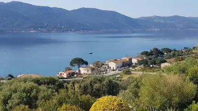 a view of a large body of water with houses at Residence U MELU GRAND T3 JAUNE à l'étage in Tiuccia