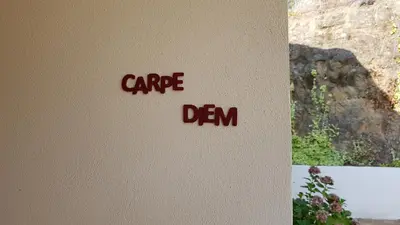 a sign with the words cape derend on a wall at Résidence U MELU GRAND T3 ROUGE en rez de jardin in Tiuccia