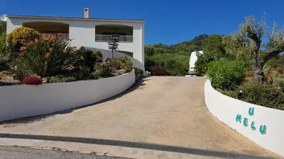 a driveway leading to a building with plants at Résidence U MELU Grand T2 VERT à l'étage in Tiuccia