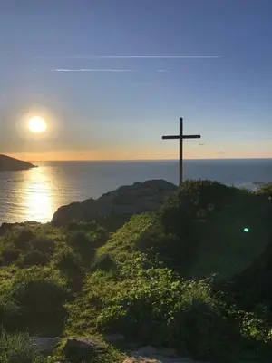 a cross on top of a hill near the ocean at Résidence U MELU Grand T2 VERT à l'étage in Tiuccia