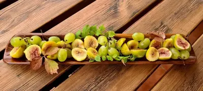a bunch of green apples on a wooden table at A l'ombre du clocher in Calenzana