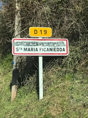 a street sign on the side of a hill at Charmante maison de village *** in Santa-Maria-Figaniella