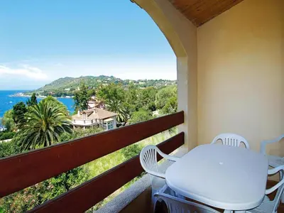 a balcony with a table and chairs and the ocean at Residence Les Dauphins in Tiuccia with balcony in Casaglione