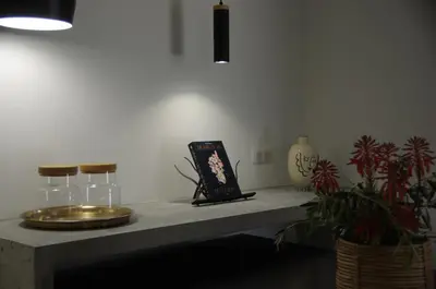 a table with two glasses and a plate and plants at CASA IB in Peri
