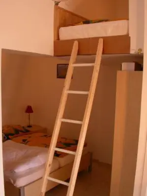 a ladder leading up to a bunk bed at Villa Liamone Studio für 3 Personen , 400 m vom Strand, Pool, Klimaanlage in Sagone